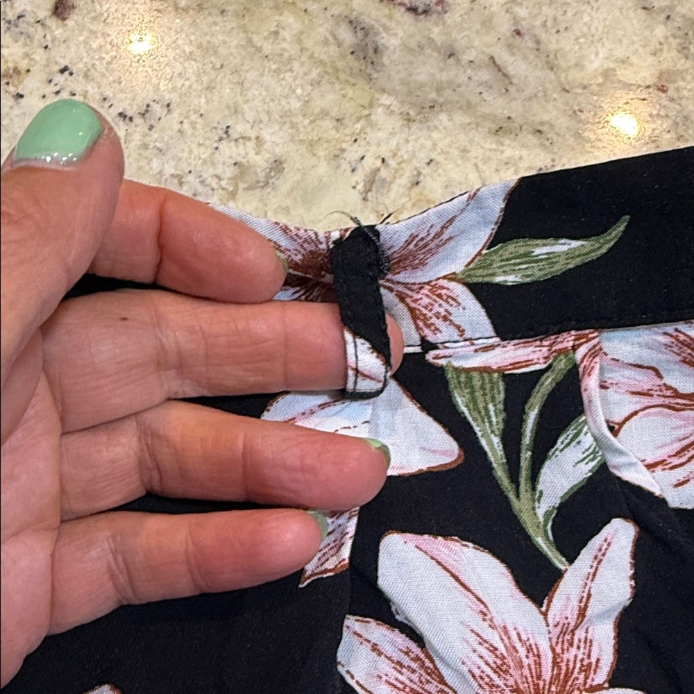 Forever 21  Women’s floral shorts black/pink Size Small - Picture 4 of 9